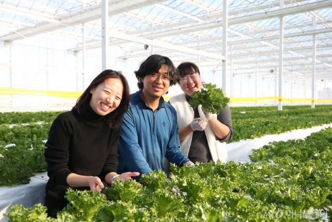 류희경 대표와 팀 동료들이 지난 18일 전북김제 스마트팜 혁신밸리내 임대농장에서 직접 재배하고 있는 유럽형 상추를 보면서 환하게 웃고 있다. /사진=정혁수