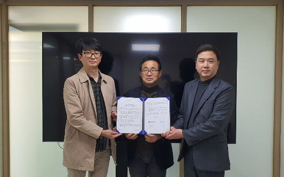 (사진 왼쪽부터)박남석 부커스 대표, 김주영 넵튠코리아 대표, 임동명 부커스 대표가 업무협약을 체결하고 기념사진을 찍고 있다/사진제공=부커스