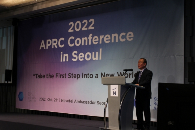 21일 노보텔엠배서더강남호텔에서 열린 'APRC 제14차 국제 컨퍼런스'에서 APRC 양정열 회장이 인사말을 하고 있다.