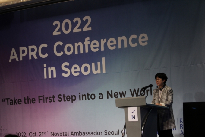 21일 노보텔엠배서더강남호텔에서 열린 'APRC 제14차 국제 컨퍼런스'에서 한국조사협회 정재선 회장이 인사말을 하고 있다.