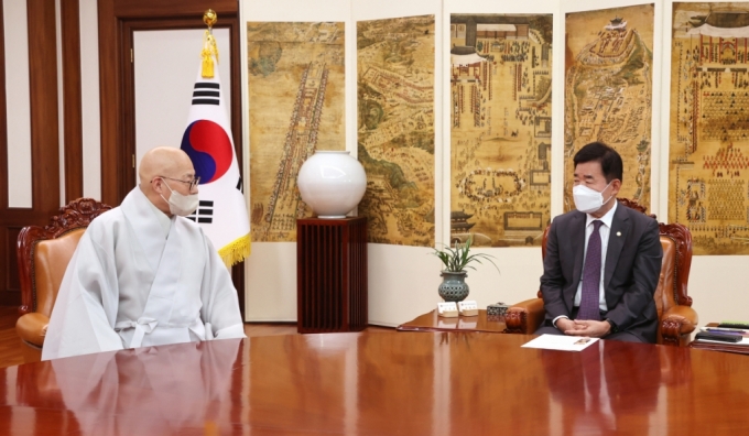 [사진]조계종 총무원장과 차담 나누는 김진표 국회의장