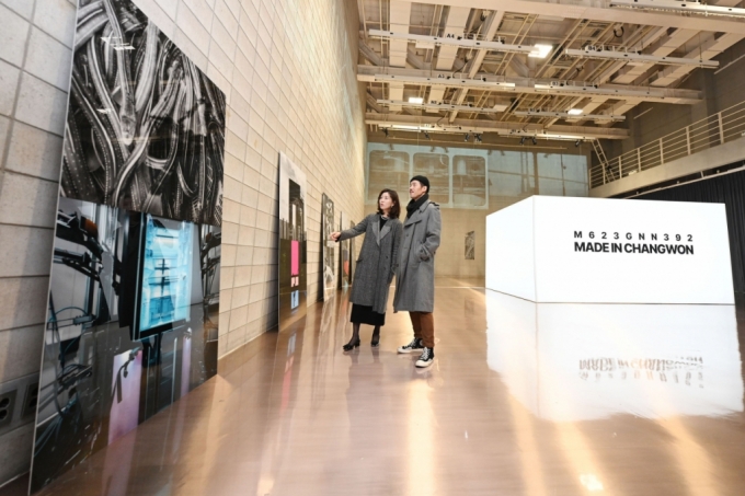 LG전자가  'LG 디오스 오브제컬렉션 무드업' 출시를 기념해 27일부터 3일간 서울 강남구 모스스튜디오에서 사진전 ‘Made in Changwon: M623GNN392’를 연다. 관람객들이 사진을 살펴보고 있다. / 사진 = LG전자 제공