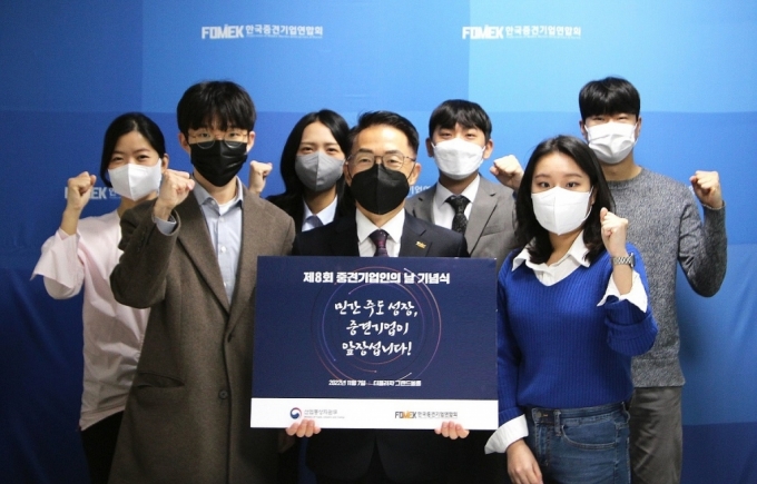 이호준 한국중견기업연합회 상근부회장(앞줄 왼쪽에서 두번째)과 한국중견기업연합회 직원들./사진=중견기업연합회