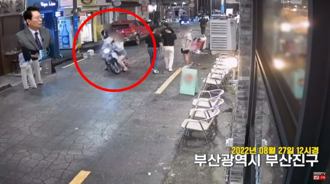 주행 중인 오토바이에 한 여성이 부딪히는 모습 /사진=유튜브 한문철 TV 