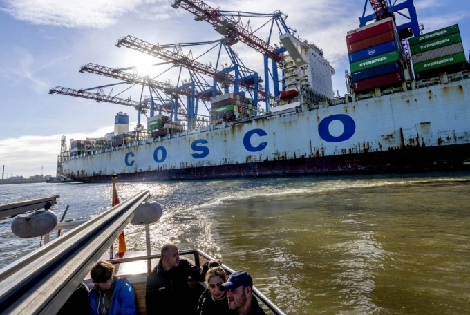 [함부르크=AP/뉴시스] 26일(현지시간) 독일 함부르크 항구에 중국원양해운 '코스코'의 컨테이너선이 정박해 있다. 독일 정부가 함부르크의 톨러오르트 터미널에 대한 중국 국영 해운사 중국원양해운(COSCO·코스코)의 지분 참여 계획을 허용하기로 한 것으로 알려졌다. 2022.10.27.
