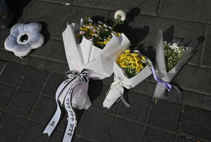 30일 서울 용산구 이태원 압사사고 현장에 희생자를 애도하는 꽃이 놓여있다. /AFPBBNews=뉴스1