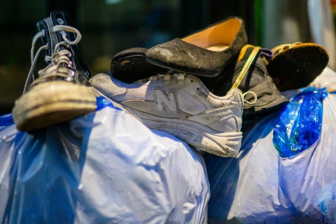 30일 서울 용산구 이태원 압사사고 현장 인근에 희생자들이 신었던 것으로 추정되는 신발이 버려져 있다. /AFPBBNews=뉴스1