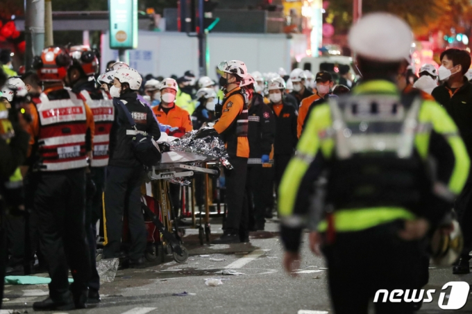  30일 새벽 서울 용산구 이태원 일대에서 의료진과 소방대원들이 압사 사고 사망자들을 이송하기 위해 대기하고 있다.  /사진=뉴스1