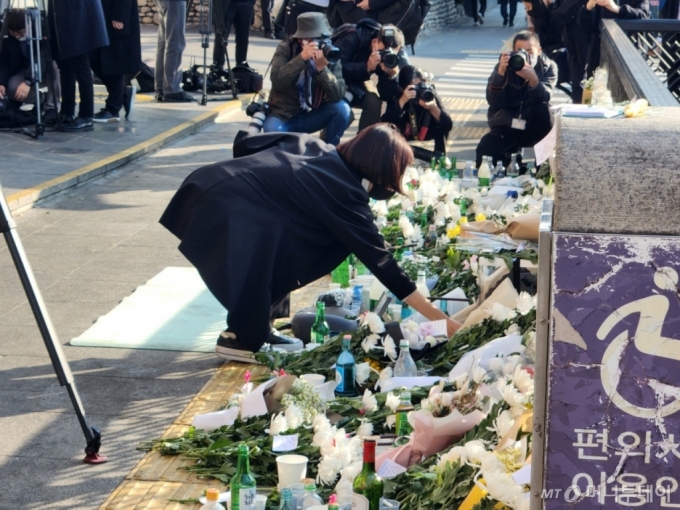 31일 오전  10시쯤 서울 이태원역 1번 출구 앞에는 이태원 압사 사고로 숨진 이들을 추모하는 공간에서 한 시민이 헌화하고 있다.  /사진=박상곤기자