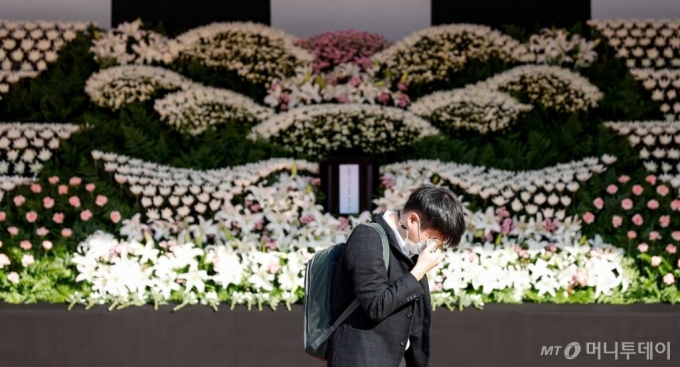 31일 서울 중구 서울광장에 마련된 이태원 참사 사망자를 위한 합동분향소를 찾은 한 시민이 헌화를 마친 뒤 눈물을 흘리고 있다. /사진=이기범 기자 leekb@