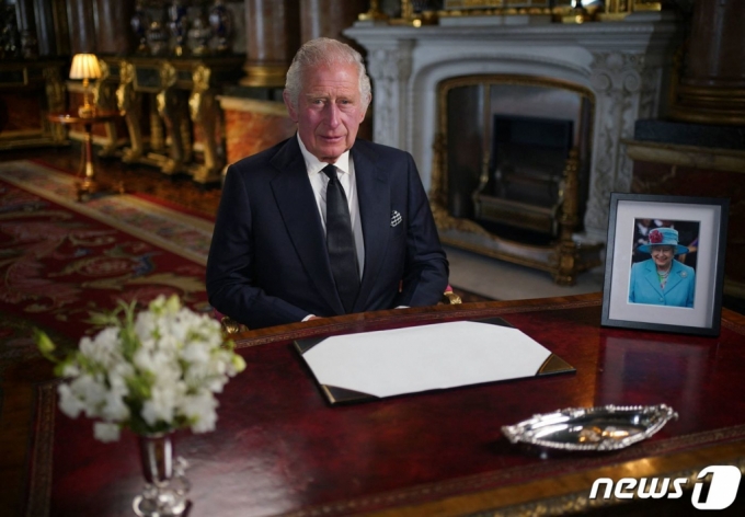 (AFP=뉴스1) 구윤성 기자 = 영국의 새 국왕인 찰스 3세가 9일(현지시간) 런던 버킹엄 궁전에서 첫 텔레비전 연설을 하고 있다. 찰스 3세는 엘리자베스 2세 여왕의 서거로 왕위가 자동 승계된 지 하루 만에 새 군주로서 첫 공식 일정에 나섰다. ⓒ AFP=뉴스1  ⓒ AFP=뉴스1  Copyright (C) 뉴스1. All rights reserved. 무단 전재 및 재배포 금지.