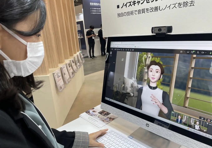 지난 26일 일본 최대 IT 전시회 '재팬 IT 위크'에 참가한 알서포트 부스에 방문한 관람객이 화상회의 서비스 '리모트미팅'의 인간형 3D아바타 기능을 시연해보고 있다. /사진=알서포트