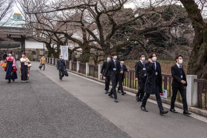 일본 도쿄의 한 대학 졸업예정자들이 무도관 주변을 걷고 있다. /ⓒAFP=뉴스1
