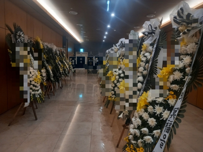 1일 오전 11시쯤 서울의 한 병원 장례식장에 이태원 참사로 숨진 A씨(50) 빈소가 차려져 있다./사진=김성진 기자