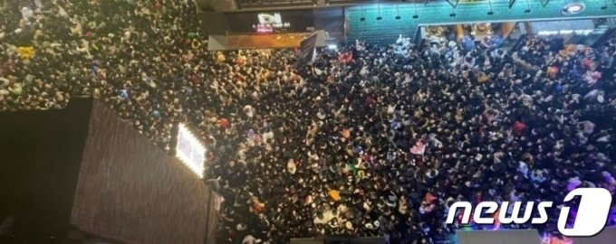 29일 밤 11시쯤 서울 용산구 이태원에서 압사 사고가 발생해 소방당국이 대응 3단계로 격상했다. 사진은 이날 사고가 발생한 용산구 이태원의 모습./사진=뉴스1