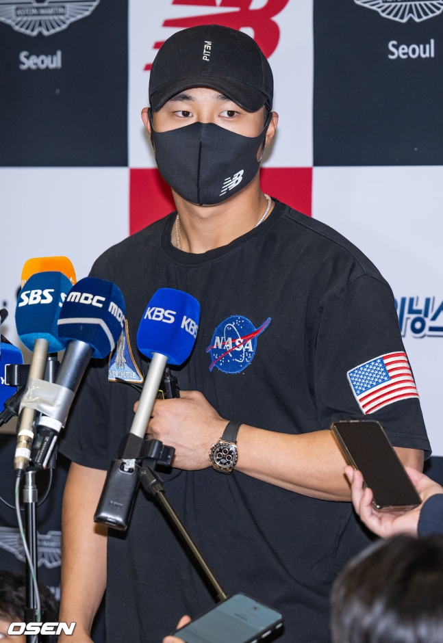 김하성이 2일 오전 인천국제공항을 통해 입국한 후 인터뷰를 하고 있다.