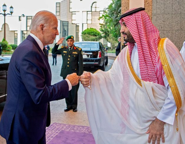 조 바이든 미국 대통령(왼쪽)이 7월 15일 (현지시간) 사우디아라비아 제다에 도착해 무함마드 빈 살만 왕세자와 주먹 인사를 하고 있다.  /AFPBBNews=뉴스1