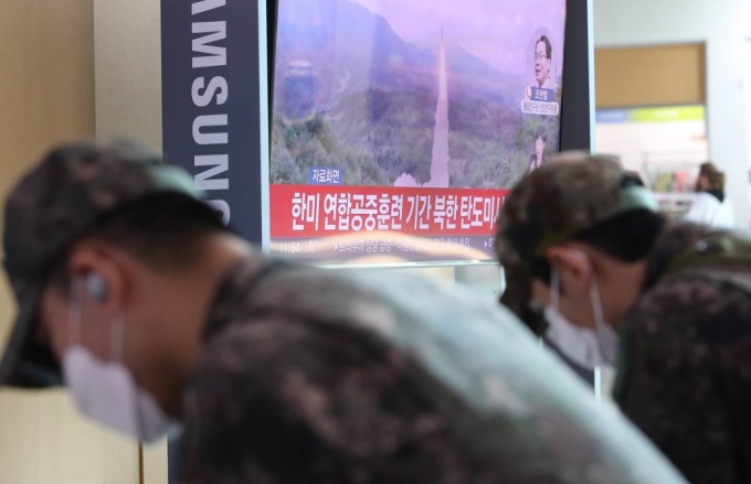 [서울=뉴시스] 고승민 기자 = 북한이 북방한계선(NLL) 이남으로 탄도미사일을 발사한 2일 서울역 대합실에서 휴가나온 군인이 열차를 기다리고 있다. 2022.11.02.