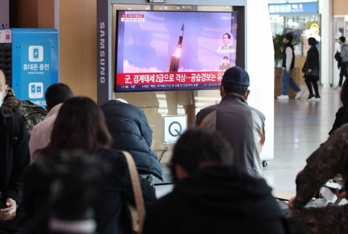[서울=뉴시스] 고승민 기자 = 북한이 북방한계선(NLL) 이남으로 탄도미사일을 발사한 2일 서울역 대합실에서 시민들이 TV 뉴스를 시청하고 있다. 2022.11.02.