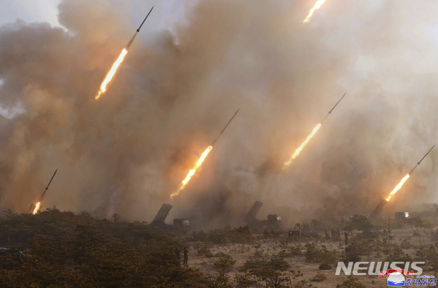 [평양=AP/뉴시스] 2020년3월 북한 측이 촬영한 사진에 위치가 알려지지 않은 장소에서 북한 인민군 전선 장거리포병구분대들의 화력 타격 훈련을 하고 있다. 2020.03.10