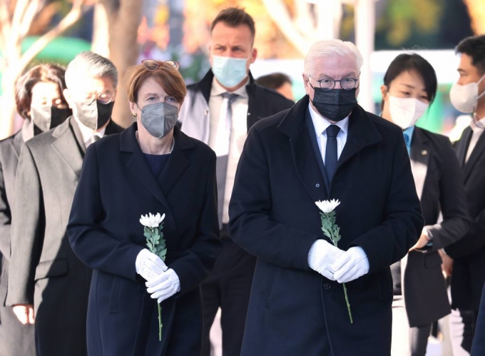 프랑크 발터 슈타인마이어 독일 대통령과 부인 엘케 뷔덴벤더 여사가 4일 서울광장에 마련된 이태원 사고 사망자 합동분향소를 찾아 조문하고 있다./사진=뉴시스