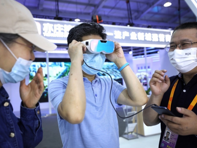 중국 전시회에서 VR장비를 착용한 관람객/사진=중국 인터넷