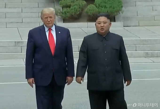 도널드 트럼프 미국 대통령과 김정은 북한 국무위원장이 30일 오후 판문점 북측에서 기념촬영을 한 뒤 남측으로 내려오고  있다. /방송화면캡쳐 /사진=이동훈 기자 photoguy@