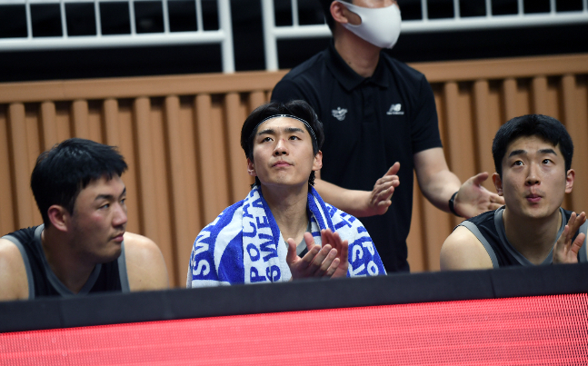 6일 수원 KT 아레나에서 열린 서울 SK전에서 벤치에 앉아있는 수원 KT 양홍석. /사진=KBL