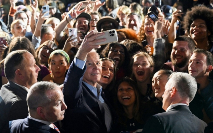 조 바이든 미국 대통령이 지난 6일(현지 시각) 뉴욕 브롱스빌의 사라 로렌스 대학에서 열린 캐시 호철 뉴욕 주지사를 비롯한 민주당 후보를 위한 집회에서 지지자들과 셀카를 찍고 있다. /AFP=뉴스1