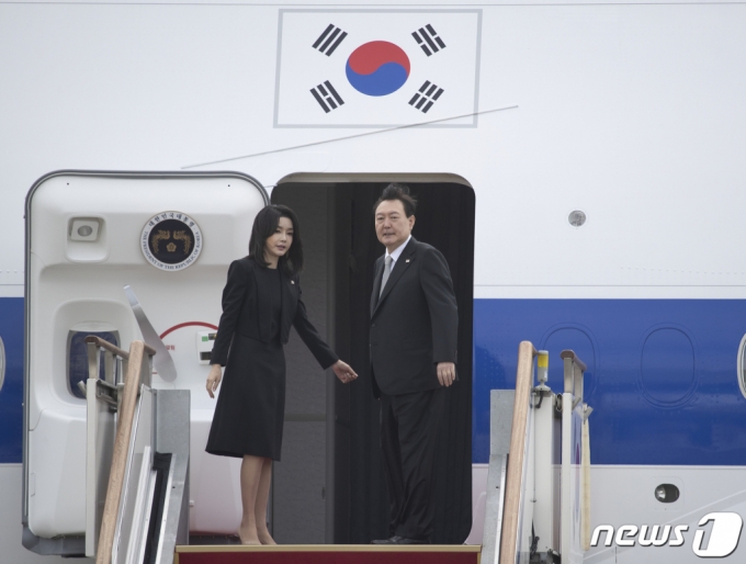 영국·미국·캐나다 5박7일 순방에 나서는 윤석열 대통령과 김건희 여사가 지난 9월18일 오전 경기 성남시 서울공항을 통해 출국하고 있다.  /사진=뉴스1