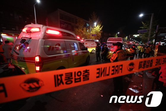  지난 30일 사고가 발생한 서울 용산구 이태원 사고현장에서 경찰 및 소방구급 대원들이 현장을 수습하고 있는 모습./사진=뉴스1