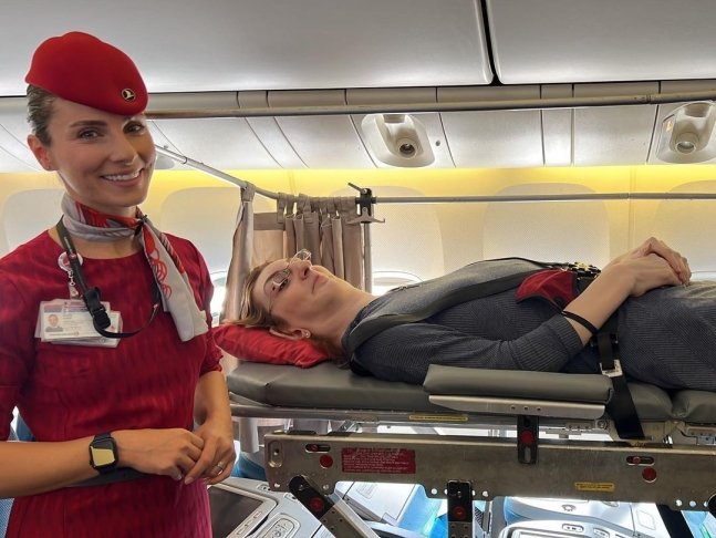 터키항공을 통해 생애 첫 비행기를 탄 세계 최장신 여성 루메이사 겔기. /사진=인스타그램
