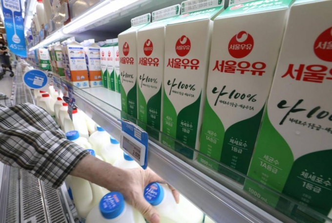 서울 시내 한 대형마트에서 시민들이 우유를 구매하고 있다. /사진= 뉴시스