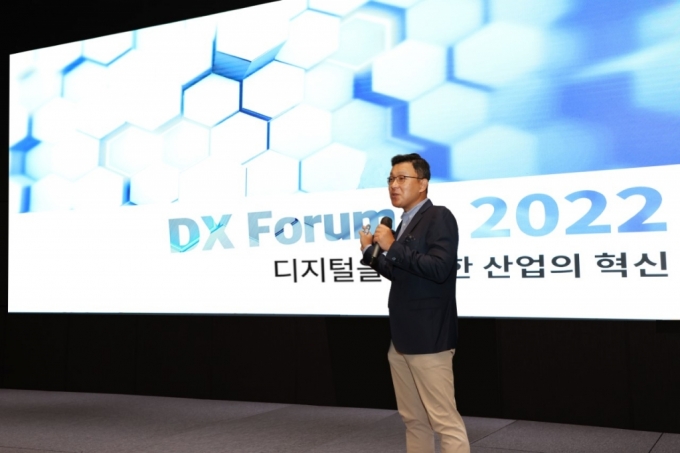 송용진 두산에너빌리티 전략혁신부문장이 11일 분당두산타워에서 열린 'DX Forum 2022'에서 인사말을 하고 있다./사진제공=두산에너빌리티