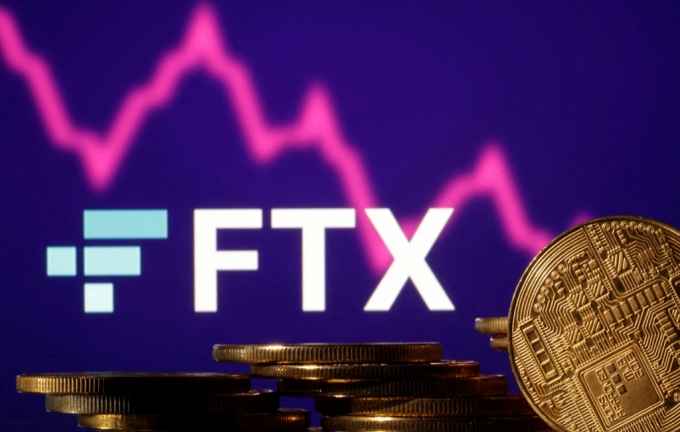 Representations of cryptocurrencies are seen in front of displayed FTX logo and decreasing stock graph in this illustration taken November 10, 2022. REUTERS/Dado Ruvic/Illustration/File Photo /사진=로이터=뉴스1