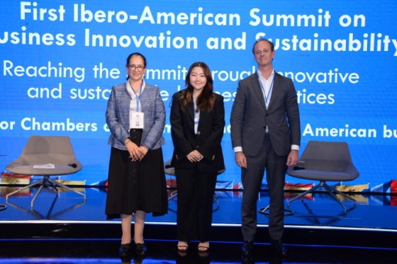 이정현 로비고스 CMO(사진 가운데)가 최근 열린 'First Ibero-American Summit on Business Innovation and Sustainability'에서 기술 발표를 진행했다/사진제공=로비고스
