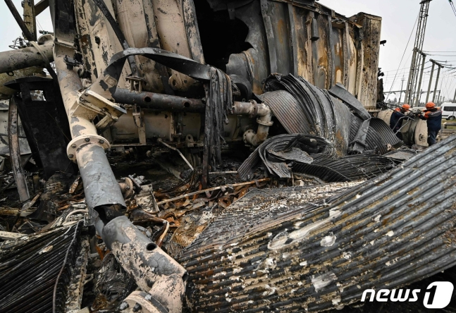 러시아 군의 미사일 포격을 받아 우크라이나 국영 전력 업체 우크레네르고의 고압 변전소 발전기 부품이 파괴됐다. ⓒ AFP=뉴스1 