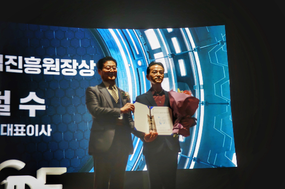 이철수 유엔디 대표(사진 오른쪽)가 '글로벌 로봇인의 밤'에서 '최우수 로봇기업인상'을 수상하고 기념 촬영 중이다. /사진제공=유엔디