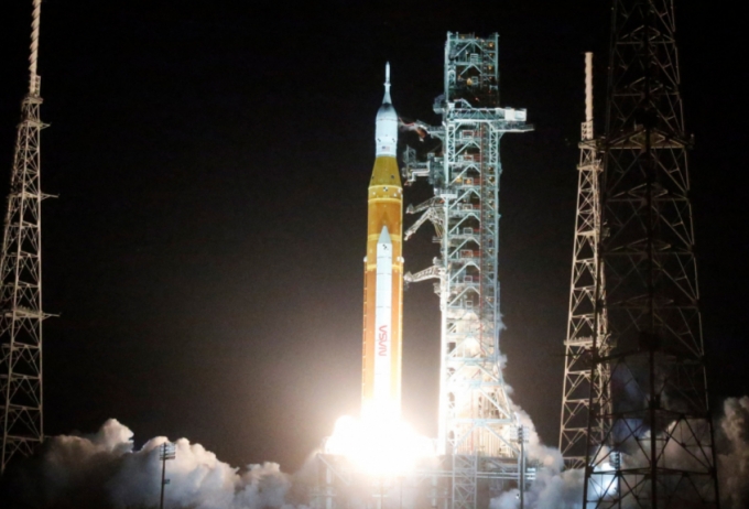 미국항공우주국(NASA)은 16일 오전 1시 48분(한국시간 오후 3시 48분) 미국 플로리다주 케이프커내버럴 케네디우주센터 39B 발사대에서 로켓 '우주발사시스템'(SLS)을 성공적으로 발사했다. / 사진=뉴스1