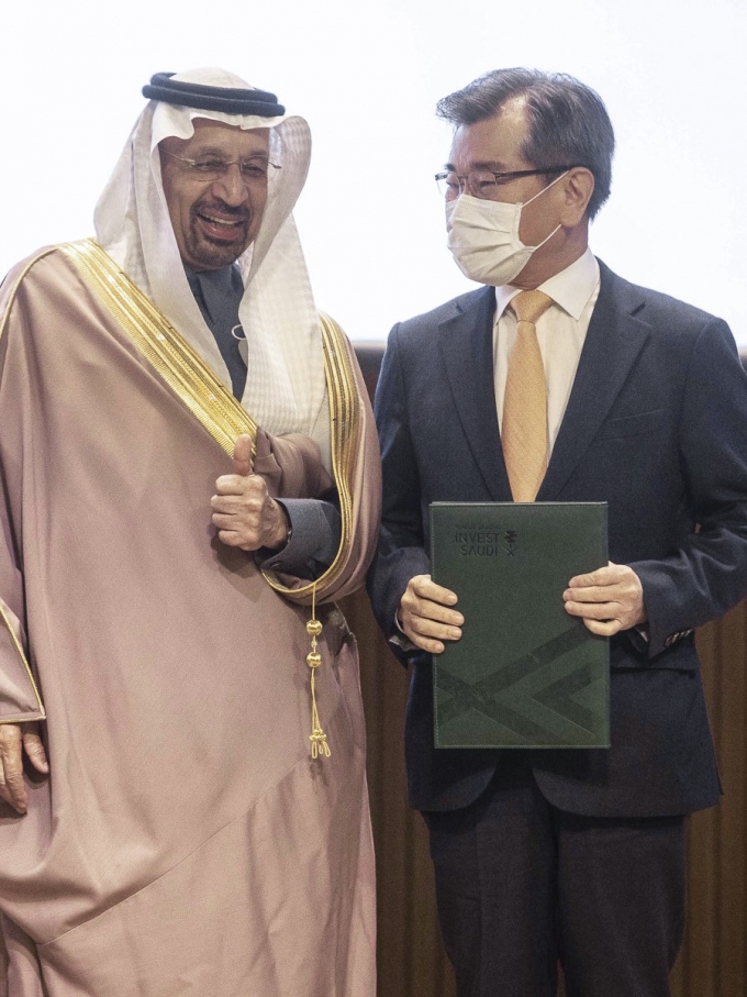 김종현 DL케미칼 부회장(오른쪽)과 칼리드 알 팔리흐(Khalid Al Falih) 사우디아라비아 투자부 장관(왼쪽)./사진=DL케미칼   
