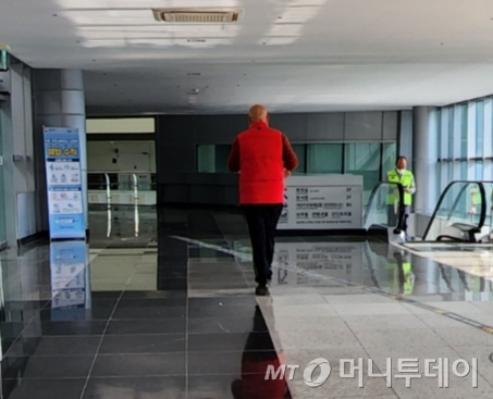 남궁훈 카카오 비대위 재발방지소위원장이 제2 BTC관을 둘러보고 취재진을 피해 이동하는 모습. /사진=윤지혜 기자