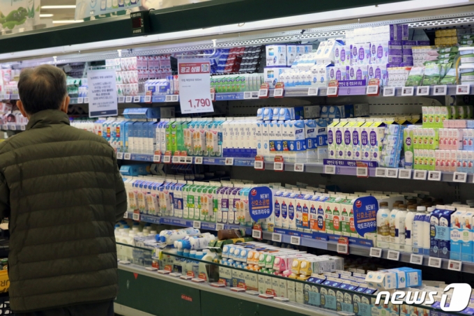 17일 서울시내 한 대형마트에 우유 제품이 진열돼있다.  유업체들의 이날 우윳값을 일제히 인상, 흰 우유 가격은 대부분 1L당 2800원대로 형성됐다./사진= 뉴스1