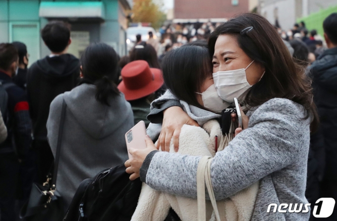 지난해 11월 18일 오후 서울 강남구 개포고등학교에서 2022학년도 대학수학능력시험을 마친 한 수험생이 마중 나온 어머니와 포옹을 하고 있다./사진=뉴스1  