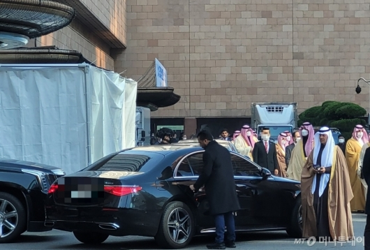 17일 오전 무함마드 빈 살만 사우디아라비아 왕세자가 머무는 서울 중구 소공동 롯데호텔에서 사우디 관계자들이 호텔을 나서고 있다. /사진=오진영기자