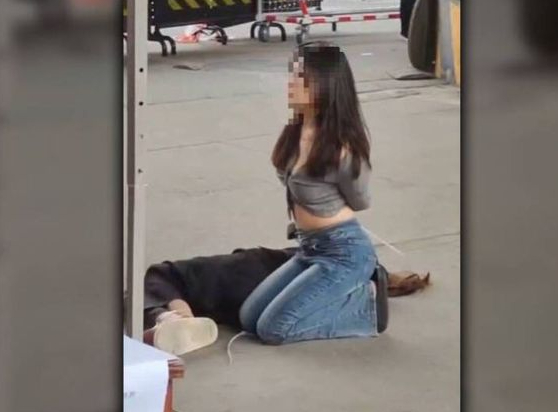 지난 18일 중국 광저우에서 손발이 묶인 채 무릎 꿇고 있는 여성과 쓰러져 있는 여성. /사진=홍콩01 캡처. 