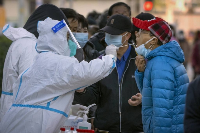  지난 15일 중국 베이징의 코로나19 검사장에서 마스크를 쓴 사람들이 검사를 받고 있다. /사진=뉴시스