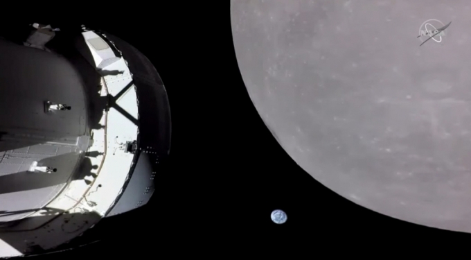 미국항공우주국(NASA)의 무인 우주선 오리온(좌측)이 지구와 달을 포착한 모습. / 사진=미국항공우주국(NASA)
