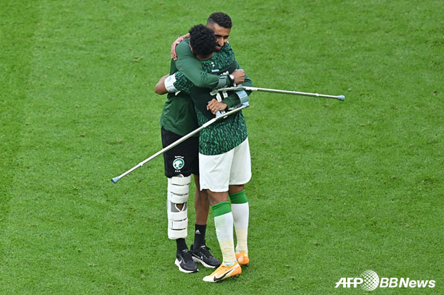  22일 아르헨티나와의 경기 도중 부상을 당한 사우디아라비아의 주장 살만 알파라지(왼쪽)가 경기 후 목발을 짚고 동료 선수와 포옹하고 있다. /AFPBBNews=뉴스1