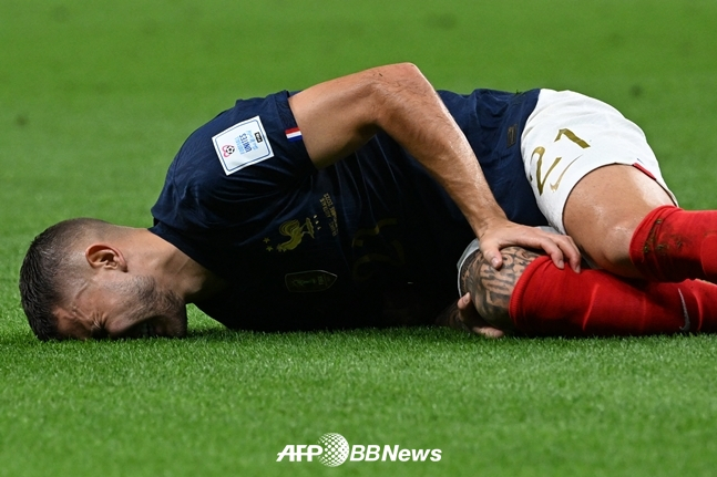 무릎 부상으르 당한 프랑스대표팀 뤼카 에르난데스.