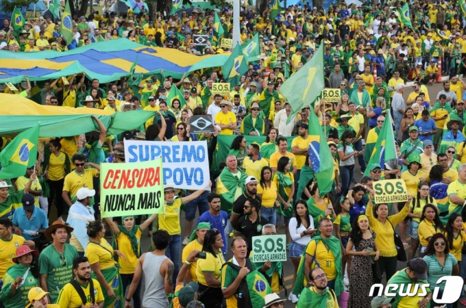 13일(현지시간) 자이르 보우소나루 브라질 대통령 지지자들이 수도 브라질리아 육군 본부 앞에서 군부 개입을 요구하는 시위를 벌이고 있다. 이들은 브라질 대선 결선투표에서 보우소나루의 패배를 인정하지 않고 있다.  /AFPBBNews=뉴스1